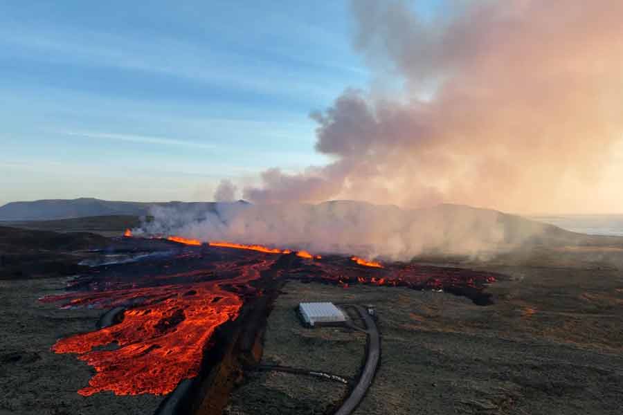 Iceland volcano eruption spills lava into town and houses on fire। Sangbad Pratidin