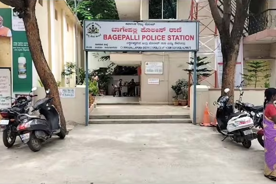 সরকারি হস্টেলে ‘সিনিয়র দাদা’র সঙ্গে প্রেম, নবম শ্রেণিতেই মা হল কিশোরী