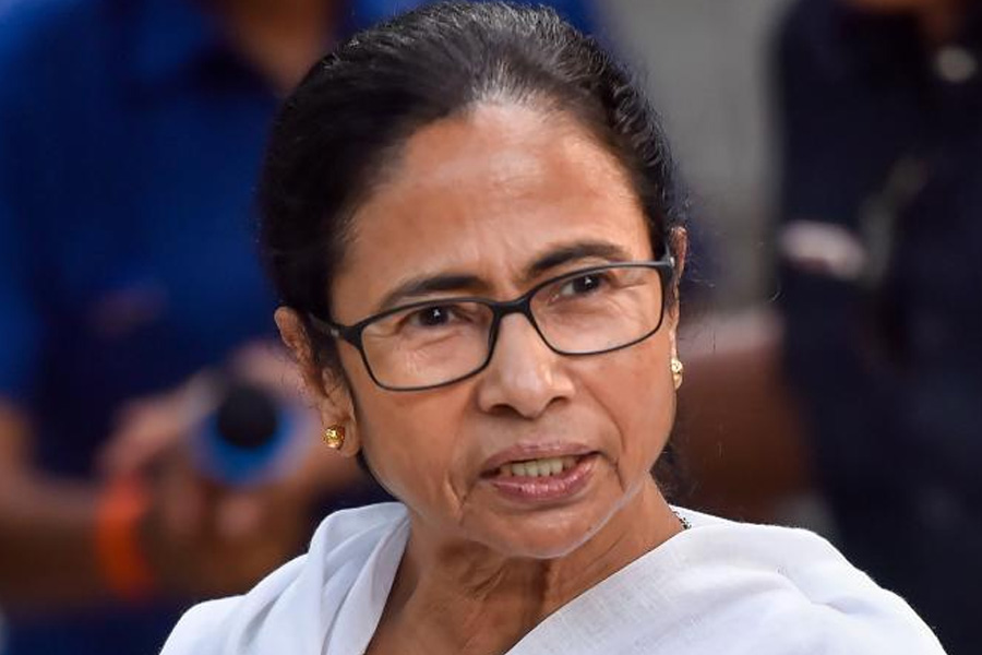 ‘চোর বললে জিভ খসে যাবে’, দুর্নীতি ইস্যুতে বিরোধীদের জবাব মমতার