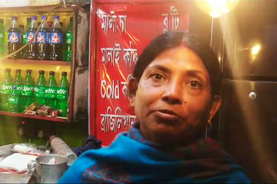 Singer Pooja Bhowmick runs tea stall for earning | Sangbad Pratidin