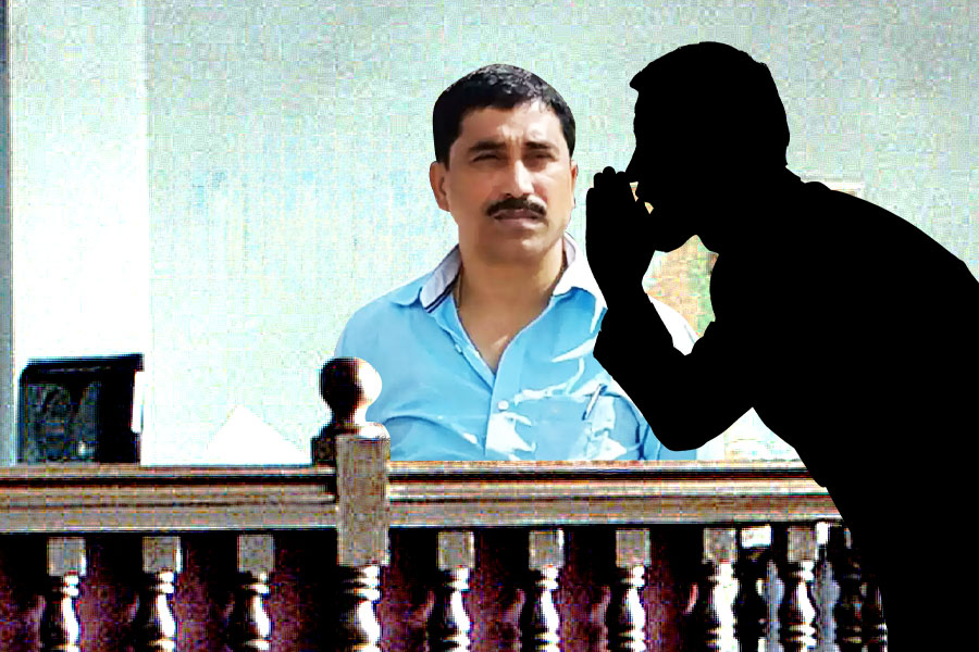 আদালতে বাবার সঙ্গে ফিসফিস, ‘দ্বিতীয়বার সুযোগ দেব না’, শংকরপুত্রকে গ্রেপ্তারির হুমকি বিচারকের