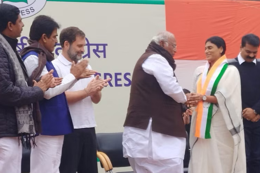 ‘রাহুলকে প্রধানমন্ত্রী করতে চাই’, কংগ্রেসে যোগ দিয়ে বলছেন জগনের বোন শর্মিলা