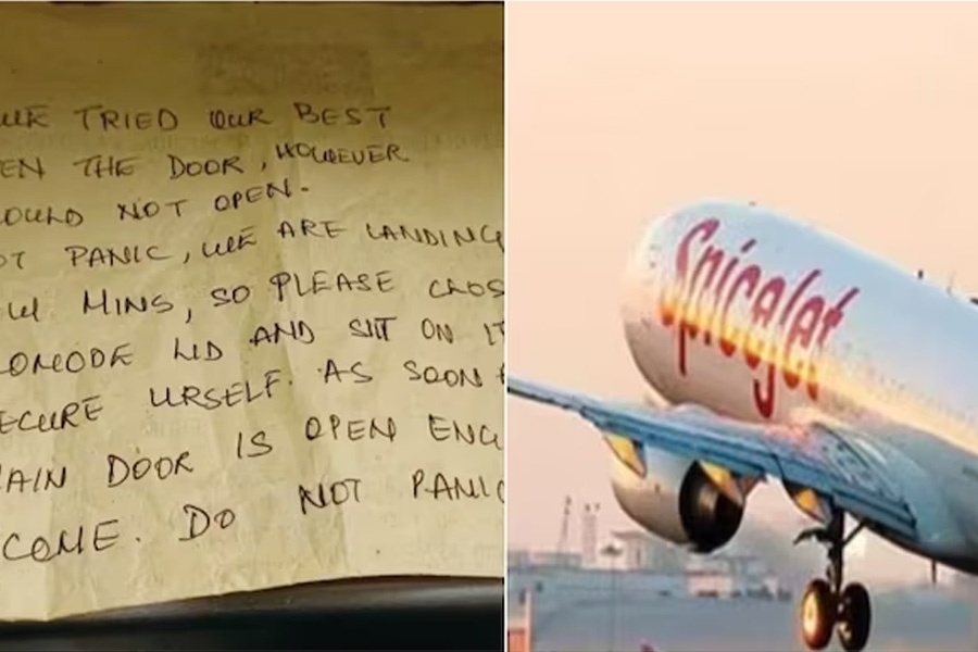 SpiceJet passenger stuck in toilet, crew send hand written note to him | Sangbad Pratidin