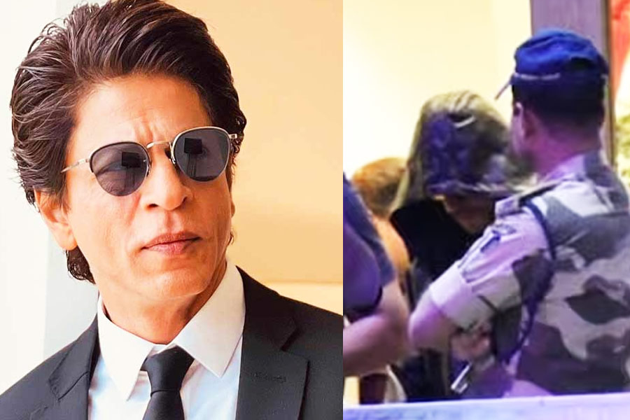 Shah Rukh Khan Hides Face With Hoodie, viral video | Sangbad Pratidin