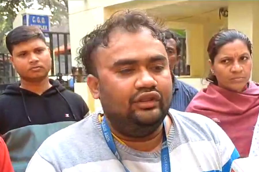 ইডি অফিসার পরিচয়ে বিয়ের ফন্দি! CGO কমপ্লেক্সের সামনে অভিযুক্তকে বেঁধে মার