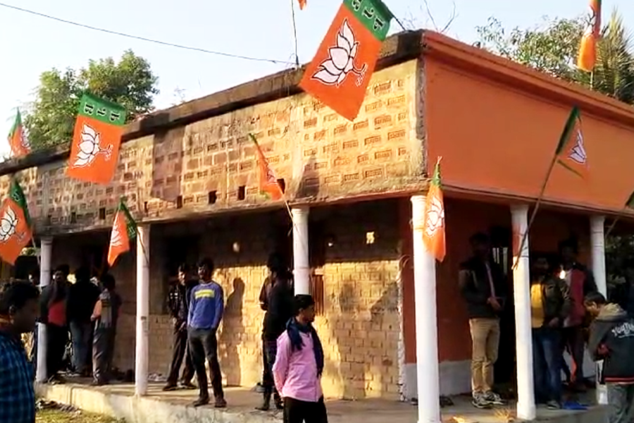 CPM party offices turn saffron at Hooghly ahead of Lok Sabha Election | Sangbad Pratidin