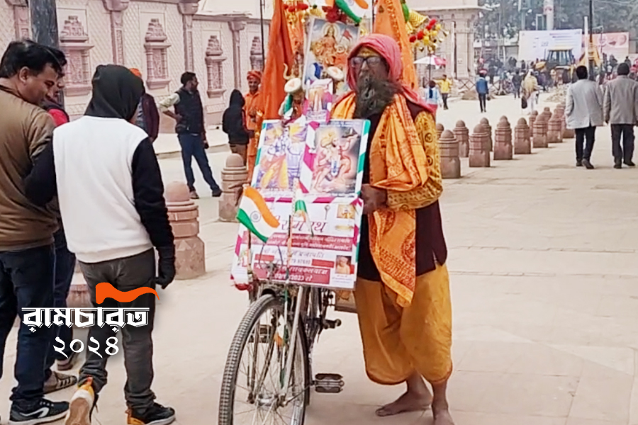 কেউ হেঁটে, কেউ খালি পায়ে! রামমন্দির উদ্বোধনের আগে অযোধ্যায় নানা রূপে রামভক্তরা