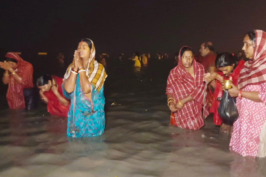 কনকনে ঠান্ডা, ঘন কুয়াশার মধ্যেই শুরু সাগরস্নান, গঙ্গাসাগরে ডুব দিলেন লাখো পুণ্যার্থী