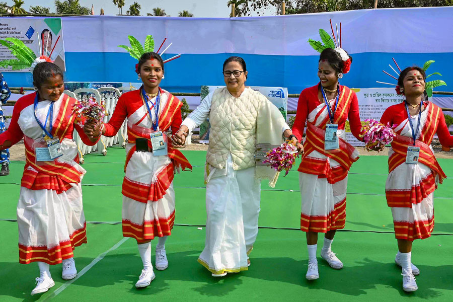 ভিন্ন মুডে মমতা, কোচবিহারে নাচে-গানে মাতলেন মুখ্যমন্ত্রী