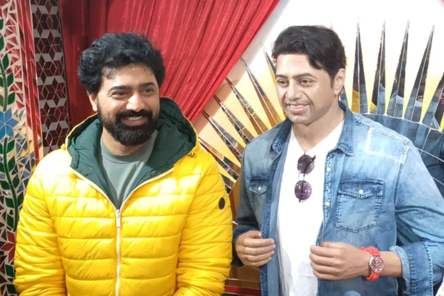 দেবমূর্তি! আসানসোলে নিজের মোমের মূর্তি উন্মোচন করলেন দেব