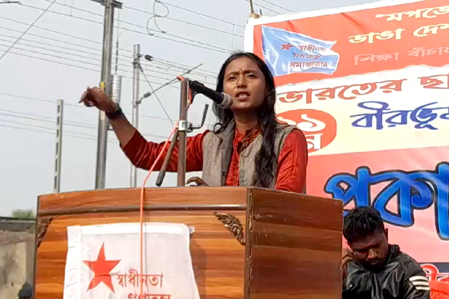 Chaos at SFI district summit at Rampurhat when youth protested Dipsita Dhar's speech