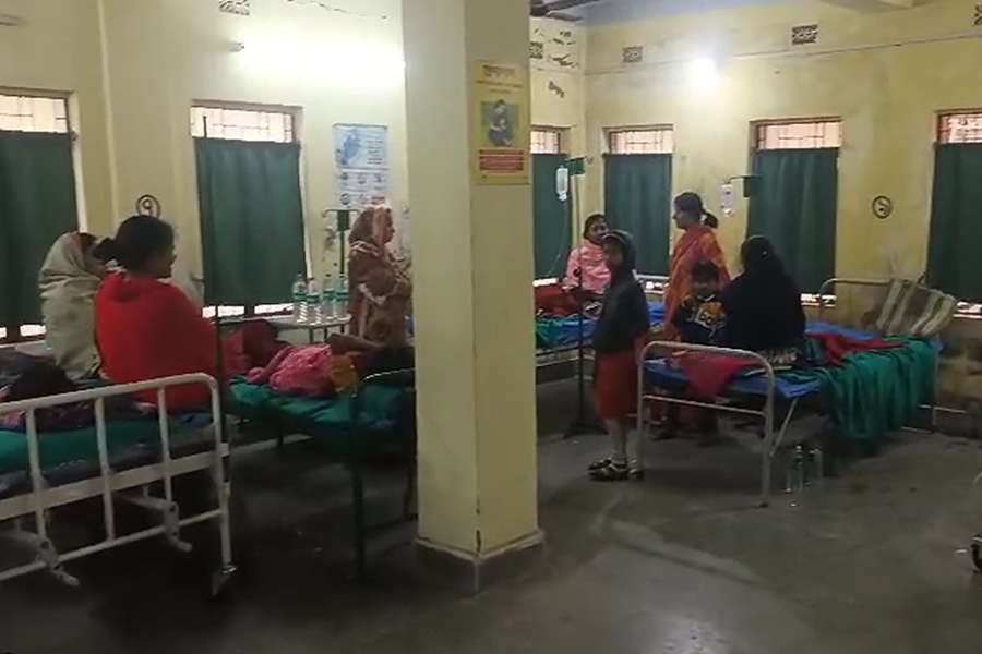 হাসপাতালে ১৩ স্কুল ছাত্রী, খাবারে বিষক্রিয়ার জের?