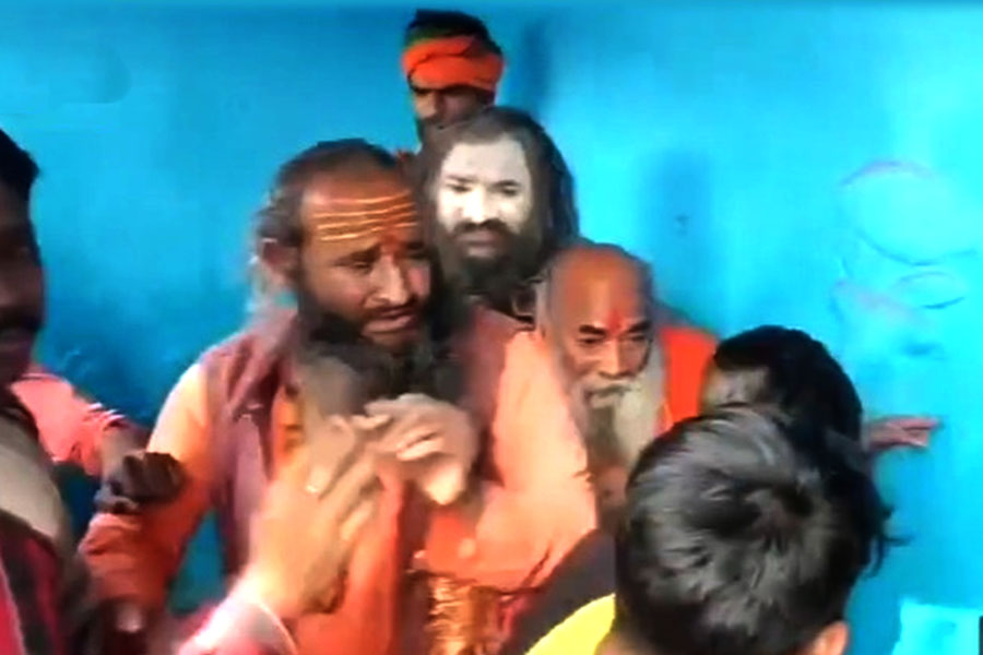 পুরুলিয়ায় সাধুদের মারধর নিয়ে তীব্র আক্রমণ অনুরাগের, ‘ভুল বোঝানো হচ্ছে’, পালটা তৃণমূলের