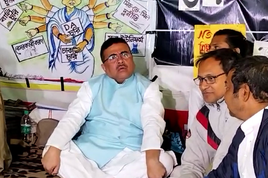 আগুন জ্বলবে বাংলায়, ডিএ মঞ্চে শুভেন্দুর হুঙ্কার, পালটা তোপ কুণালের