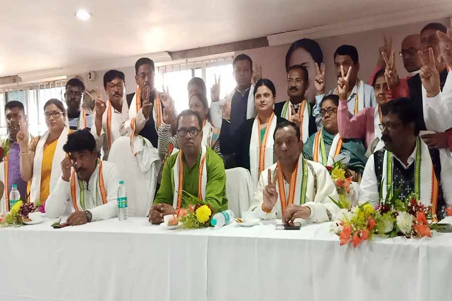 শিশির অধিকারীকে ‘গুরুদেব’ বলায় কোপ, সুবলকে সরিয়ে কাঁথির পুরচেয়ারম্যান অখিলপুত্র