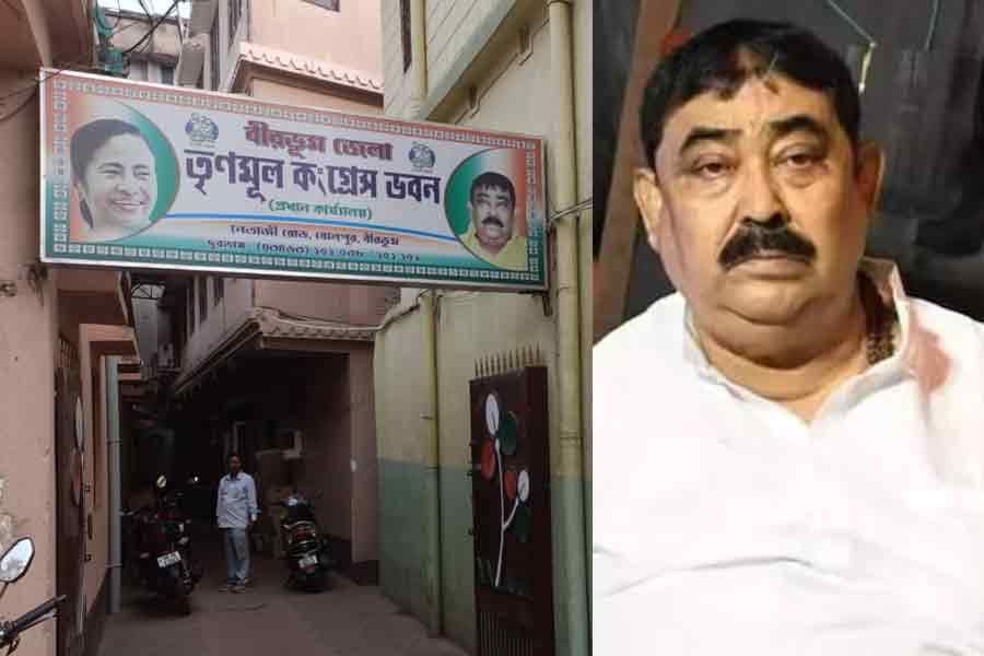 ED raids TMC party office at Bolpur | Sangbad Pratidin