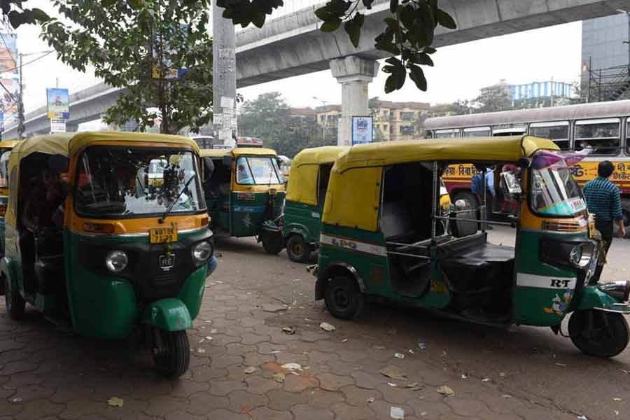 অমিল CNG! অটোচালকদের বিক্ষোভে অবরুদ্ধ রুবি মোড়, সমস্যায় যাতায়াতকারীরা
