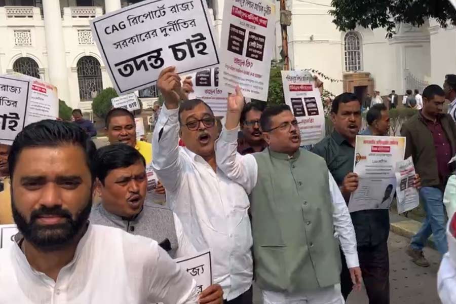 BJP MLAs stage protest at West Bengal Assembly premises after Speaker refuses to discuss on CAG report | Sangbad Pratidin