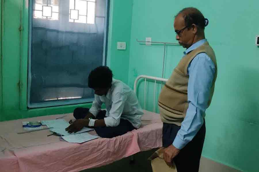 Student appears for Madhyamik exam after suffering snake bite | Sangbad Pratidin