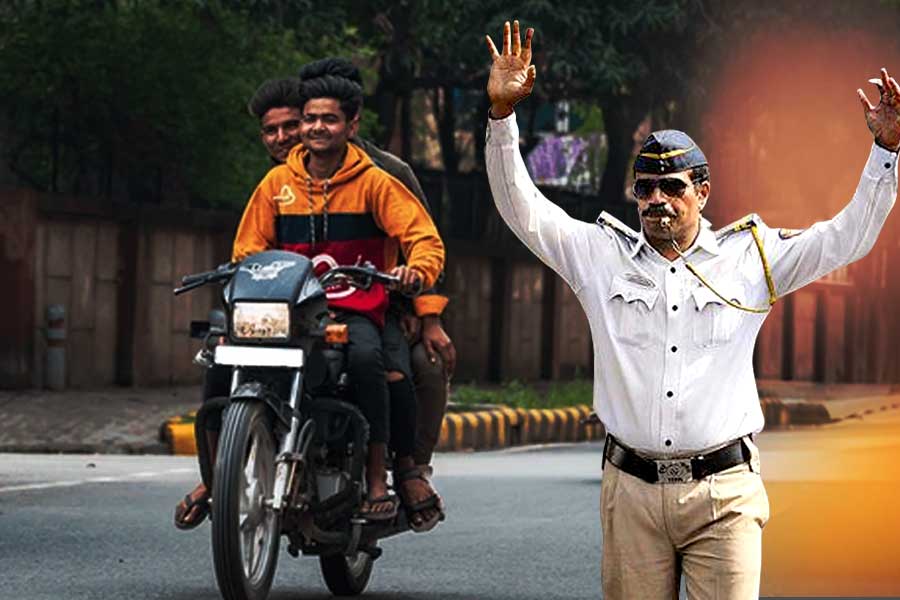 Bengaluru man caught without helmet, bites traffic police, video goes viral | Sangbad Pratidin