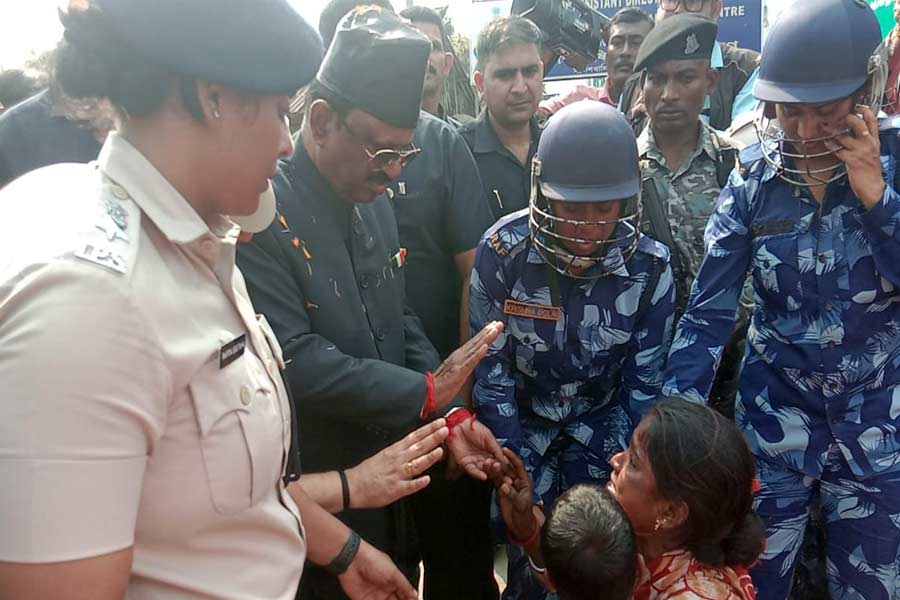 রাজ্যপালের পায়ে পড়ে কান্নাকাটি সন্দেশখালির ‘নির্যাতিতা’দের, ‘অ্যাকশনে’র আশ্বাস বোসের