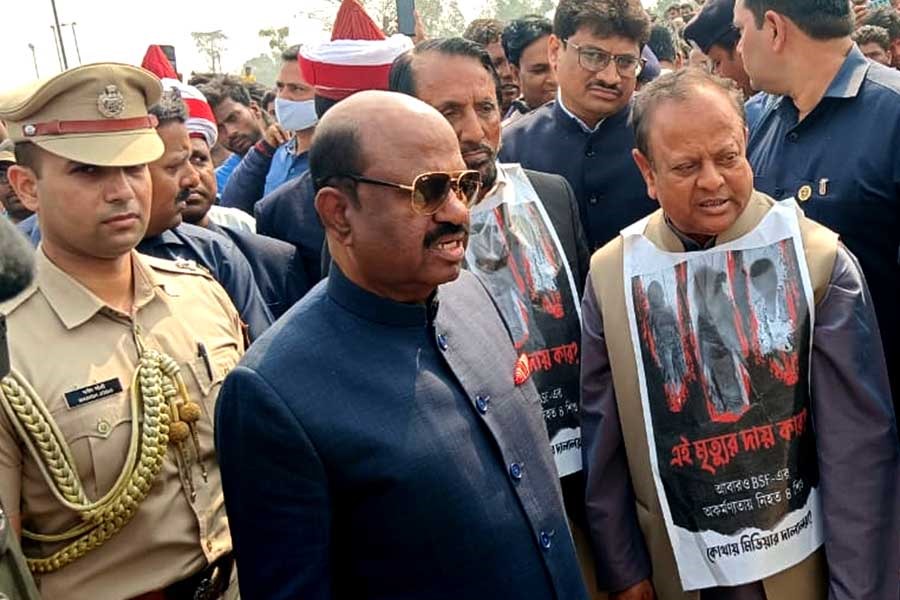 চোপড়ায় মৃত শিশুদের পরিবারকে নিজের মোবাইল নম্বর দিলেন রাজ্যপাল, আর্থিক সাহায্যের ঘোষণা