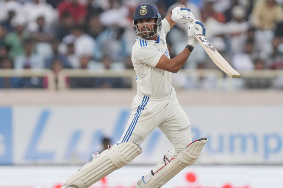 Dhruv Jurel's maiden India Test fifty wins heart of Sunil Gavaskar, Anil Kumble has urged the other batters to show intent against England। Sangbad Pratidin