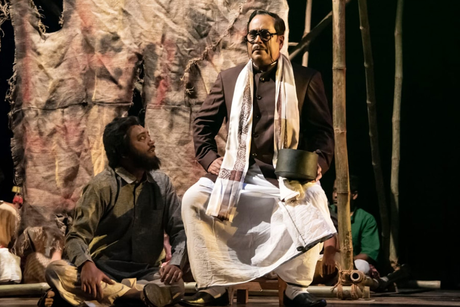 Utpal Dutta's Ferari Fauj Drama Review| Sangbad Pratidin