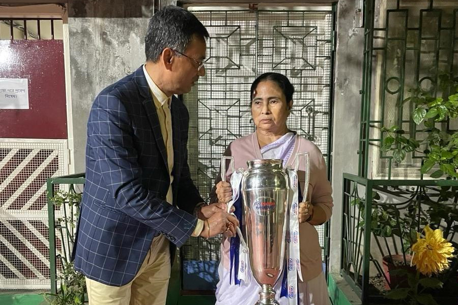 Kalinga Super Cup: East Bengal officials met Chief Minister Mamata Banerjee with Super Cup trophy। Sangbad Pratidin