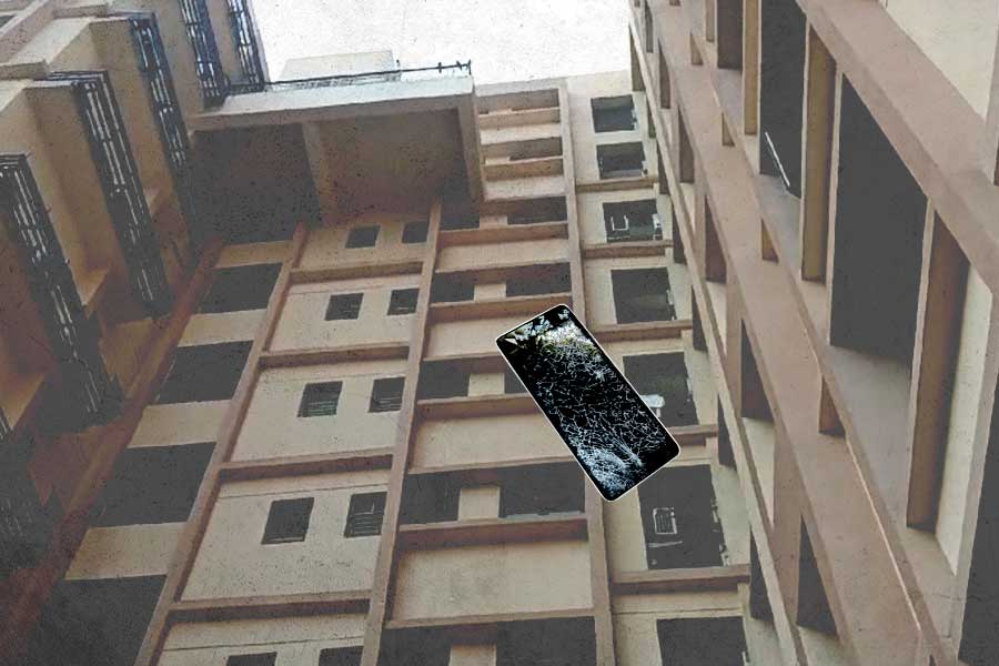Ration Scam: Businessman throws mobile to see ED coming to raid his flat | Sangbad Pratidin
