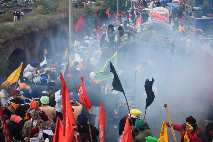 Farmer protester dies after Haryana police drop tear gas at border | Sangbad Pratidin