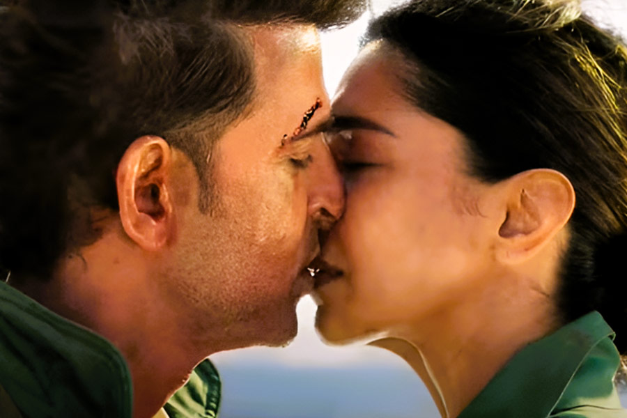 উর্দি পরে চুমু! হৃতিক-দীপিকার ‘ফাইটার’কে আইনি নোটিস বায়ুসেনা অফিসারের