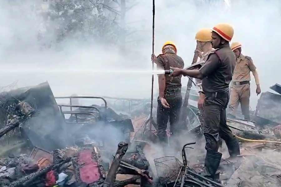 একের পর এক বিস্ফোরণ, আনন্দপুরে দাউদাউ করে জ্বলছে ঝুপড়ি