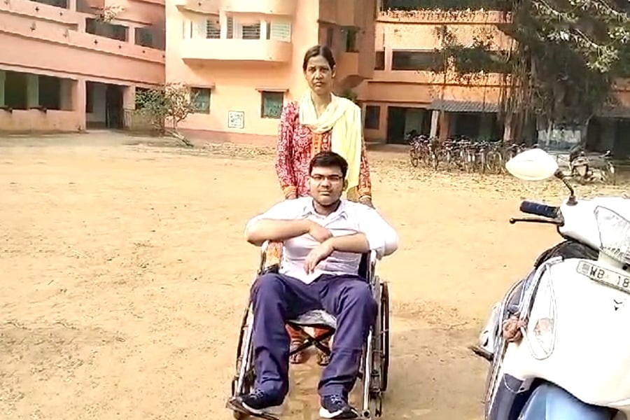 শারীরিক প্রতিবন্ধকতাকে জয়, হুইলচেয়ারেই উচ্চমাধ্যমিক পরীক্ষা হুগলির ছাত্রের