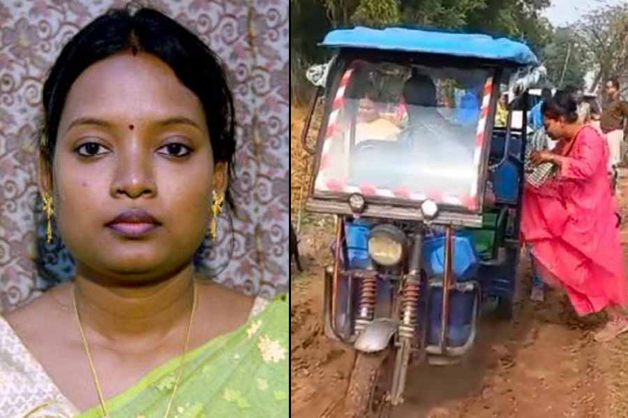 বেহাল রাস্তায় থমকাল চারচাকা, প্রথমে টোটো, পরে হেঁটে মাসির বাড়িতে মন্ত্রী জ্যোৎস্না