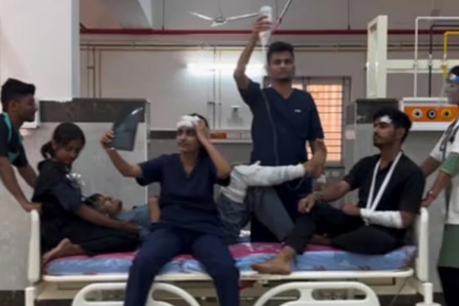 হাসপাতালের মধ্যেই নেচেগেয়ে রিল হবু ডাক্তারদের! ‘শাস্তির’ মুখে ৩৮ ডাক্তারি পড়ুয়া
