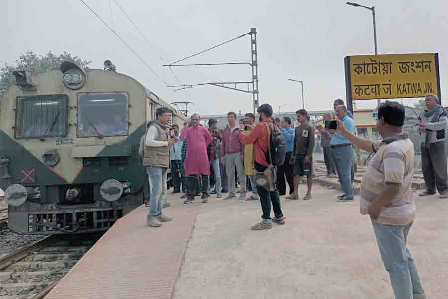 2 trains will run through Katwa Ahmedpur route | Sangbad Pratidin