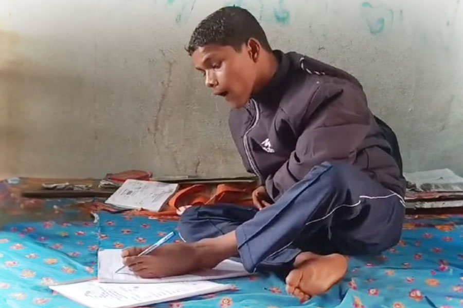 Purulia boy oversomes disability, sits for Madhyamik exams। Sangbad Pratidin
