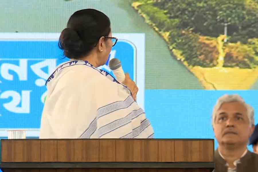 Mamata Banerjee rebukes CS for checking phone | Sangbad Pratidin