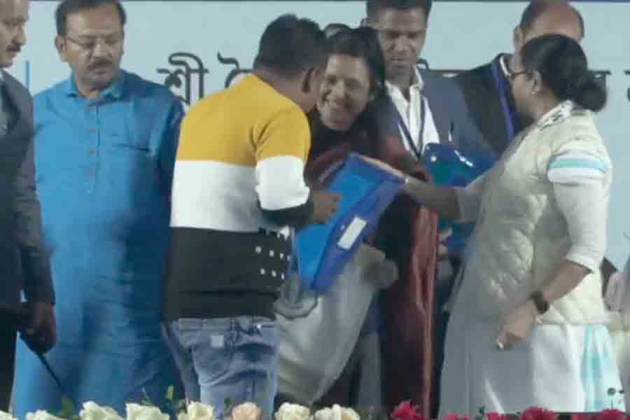 ‘মানুষের ভোটে জিতে ফিরবে’, কৃষ্ণনগরে দাঁড়িয়ে মহুয়ার পাশে থাকার বার্তা মমতার