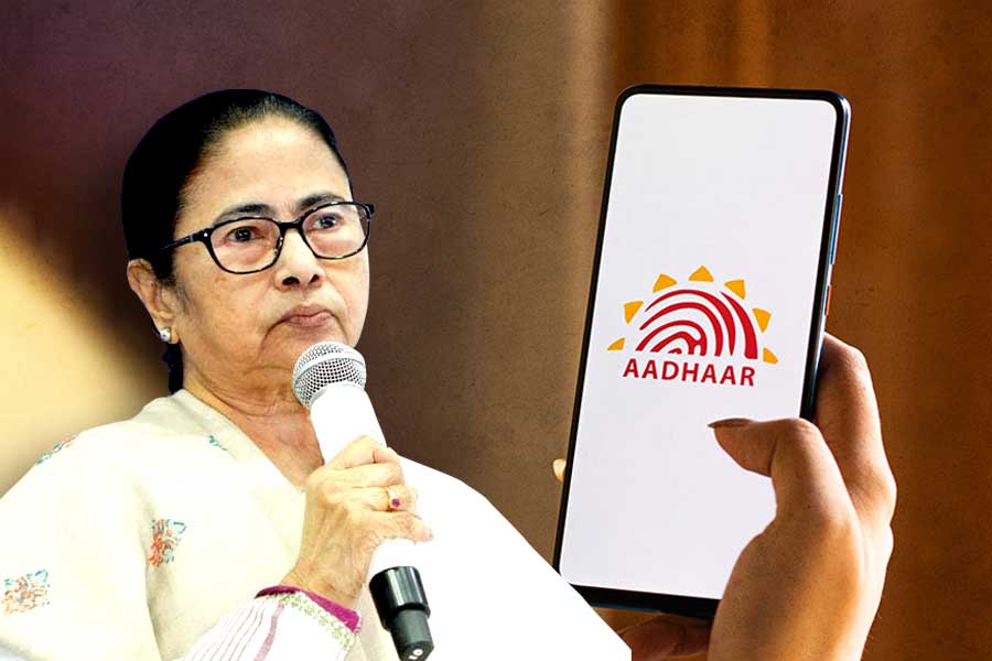নাম কাটা গিয়েছে মতুয়াদের, বাংলাতেও ডিটেনশন ক্যাম্প? আধার বিতর্কে কেন্দ্রকে তুলোধোনা মমতার