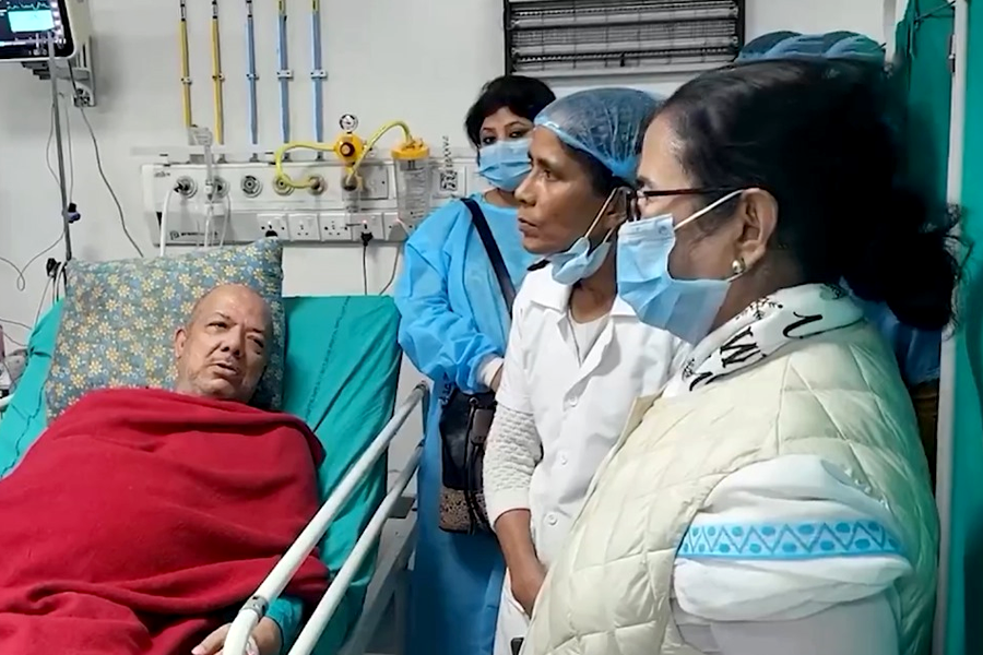 কবীর সুমনকে হাসপাতালে দেখতে গেলেন মমতা