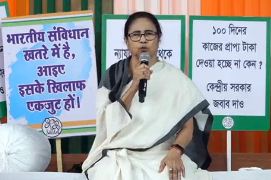 মমতার ধরনার মাঝেই রাজ্যকে প্রায় ১ হাজার কোটি টাকা পাঠাল কেন্দ্র
