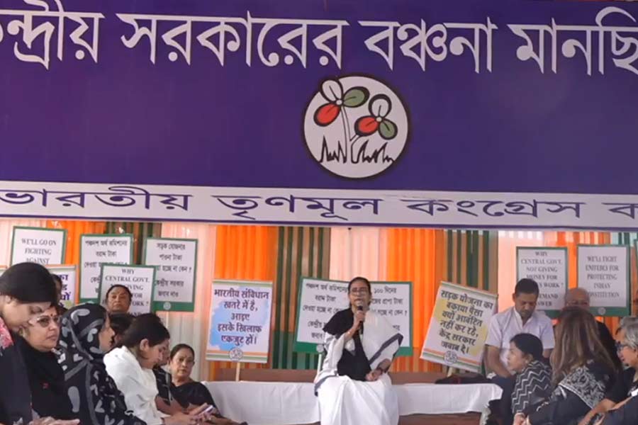 'I will give money to 21 lakh people who are deprived of work for 100 days', Mamata Banerjee announced from Dharna Manch