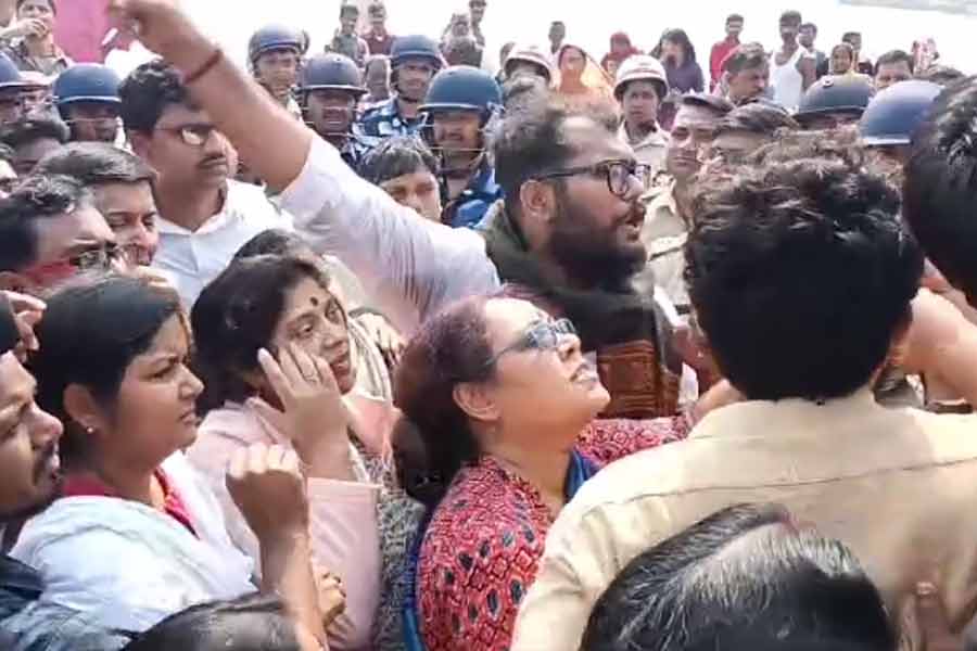 DYFI leader Minkshi Mukherjee stopped by police in Sandeshkhali । Sangbad Pratidin
