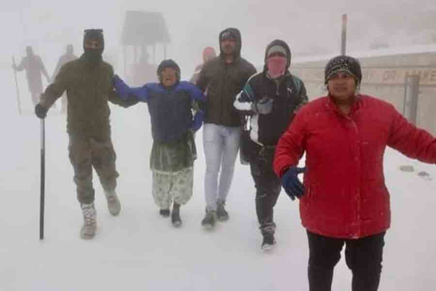 500 tourist stuck in Nathula due to heavy snowfall | Sangbad Pratidin