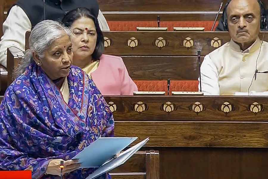UPA আমলেই দুরবস্থা চরমে, দেশের অর্থনীতি নিয়ে শ্বেতপত্র পেশ নির্মলার