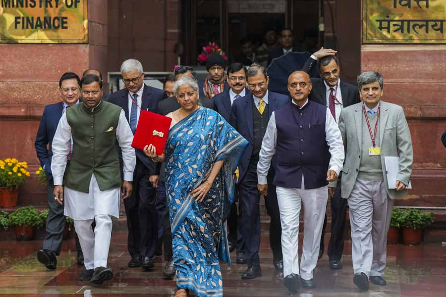 পরনে নীল-সাদা শান্তিনিকেতনী কাঁথা স্টিচ, এবারও বাজেটের দিন নজর কাড়ল নির্মলার শাড়ি