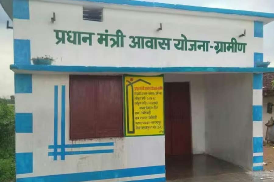 ডেপুটি স্বাস্থ‌্য আধিকারিকের নামে আবাস যোজনার বাড়ি! চাঞ্চল‌্য মেদিনীপুরে