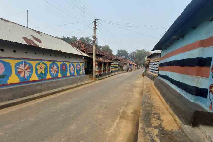 Huts of Purulia villages is colored with paintings | Sangbad Pratidin